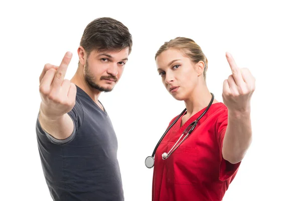 Lady medico e paziente di sesso maschile sia mostrando gesti osceni — Foto Stock