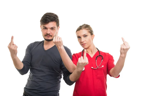 Lady médico e paciente do sexo masculino ambos mostrando gestos obscenos — Fotografia de Stock