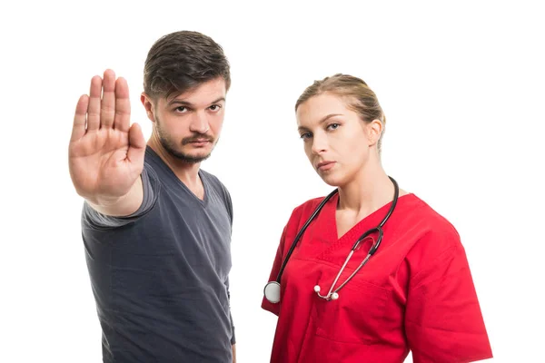 Kadın doktor ve erkek hasta gösterme gestur durdurmak — Stok fotoğraf