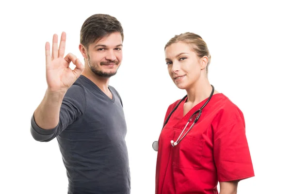 Ok gestur kadın doktor ve erkek hasta gösterilen — Stok fotoğraf