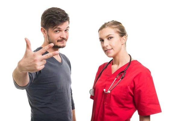 Kadın doktor ve erkek hasta numarası thre gösterilen — Stok fotoğraf