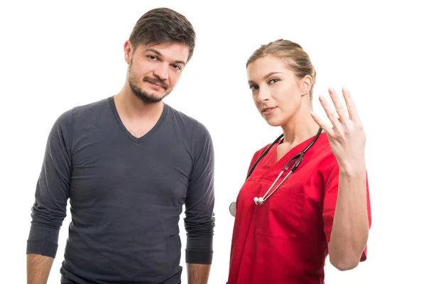Erkek hasta ve kadın doktor numara fou gösterilen — Stok fotoğraf