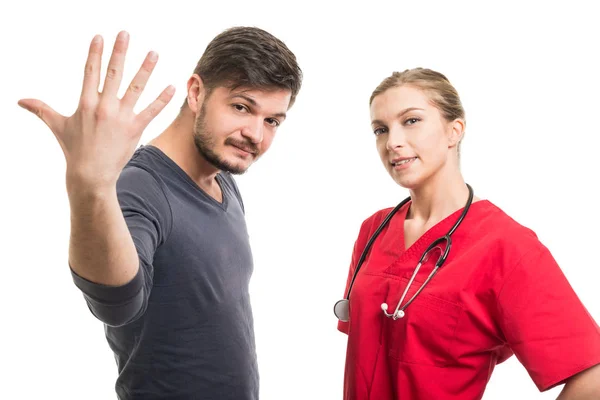 Female doctor and male patient showing number fiv — Stock Photo, Image