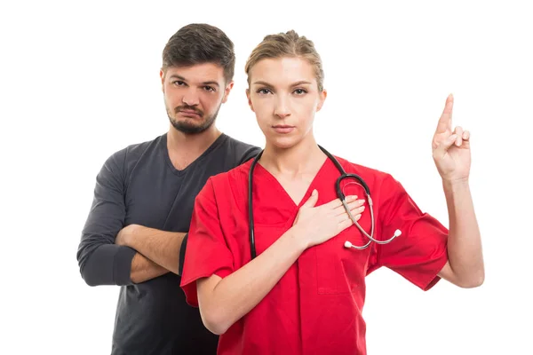 남성 환자와 여성 의사 가짜 귀리를 복용 — 스톡 사진