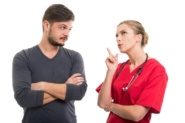 Dama doctora explicando algo al paciente masculino —  Fotos de Stock