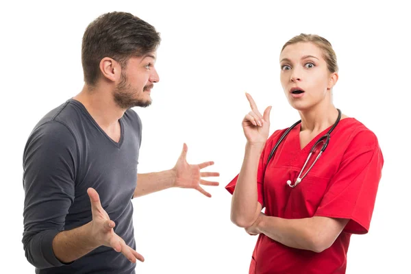 Ärztin gibt Idee an männlichen Patienten weiter — Stockfoto