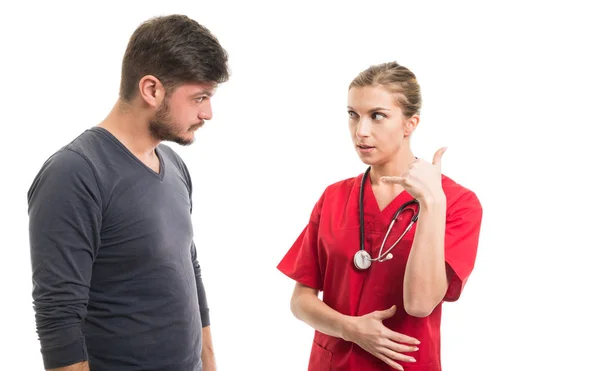 Erkek hasta ve kadın doktor gösteren arama gestur — Stok fotoğraf