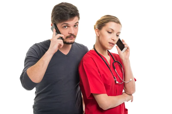 Male patient and lady doctor talking at smartphone — Stock Photo, Image