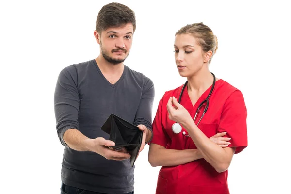 Erkek hasta kadın docto yanındaki boş cüzdan gösterilen — Stok fotoğraf