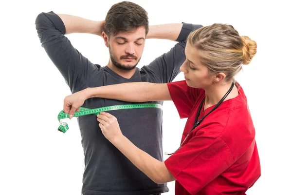 Médecin féminin mesurant le corps du patient masculin — Photo