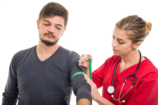 Paciente do sexo masculino sendo medido por médico bonito do sexo feminino — Fotografia de Stock