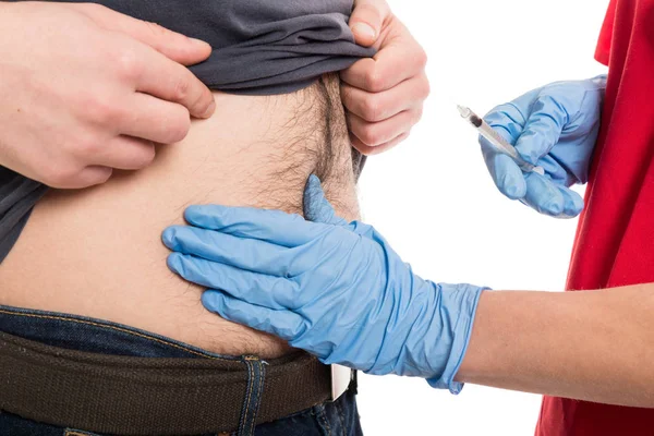 Kadın doktor enjeksiyon erkek hasta karnına vererek Close-Up — Stok fotoğraf