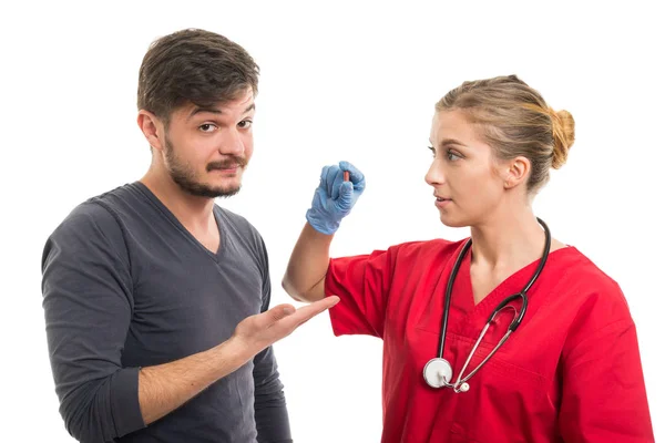 Manlig patient att ta ett piller från kvinnliga disputerade — Stockfoto
