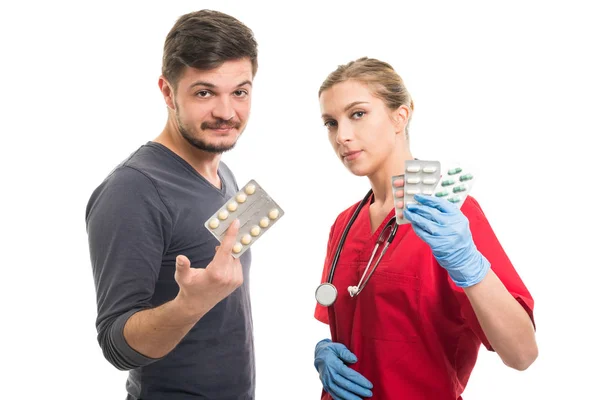 Пациент и женщина-врач держат таблетки волдырь — стоковое фото