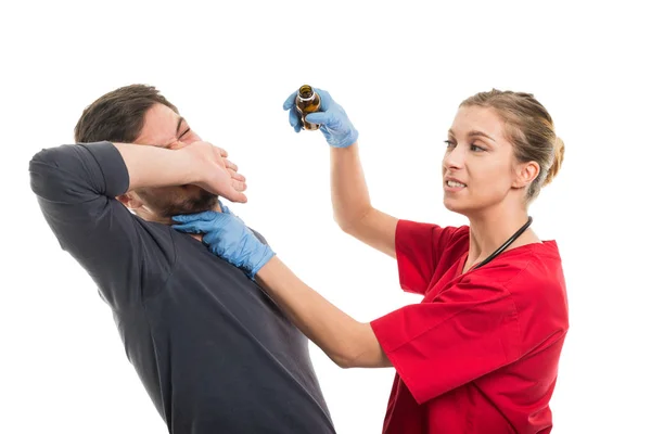 Женщина-врач вынуждает пациента-мужчину принимать Сиру — стоковое фото
