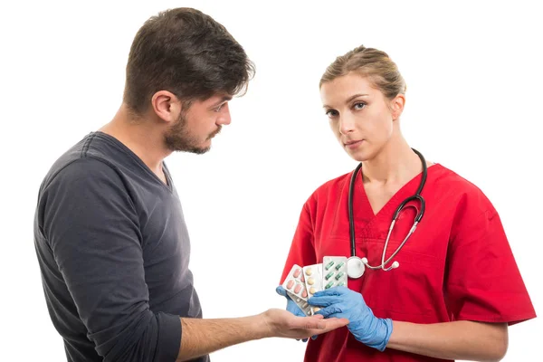 Erkek hasta kadın docto için tabletler için soran — Stok fotoğraf