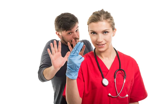 Kadın doktor kesme hareketi ve erkek hasta refusin gösteren — Stok fotoğraf