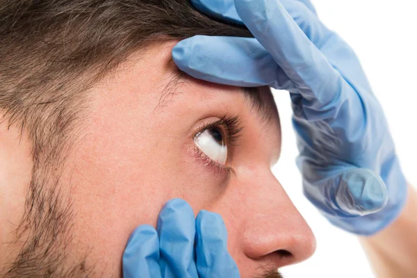 Close-up van vrouwelijke arts controleren mannelijke patiënt ey — Stockfoto