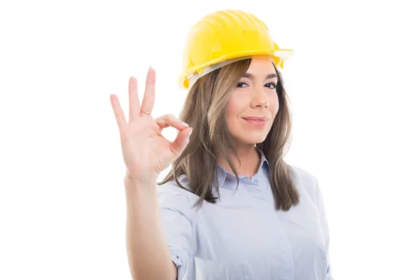 Portrait de femme constructeur montrant ok gestur — Photo