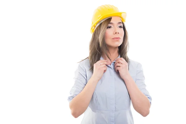 Portret van vrouwelijke constructor dichtknopen haar shir — Stockfoto