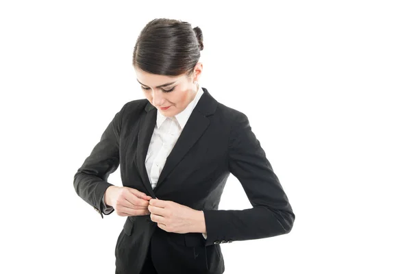 Prachtige vrouwelijke stewardess haar jas dichtknopen — Stockfoto