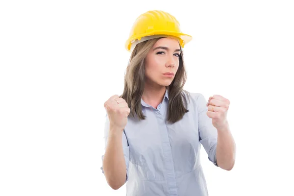 Portrait de femme constructeur montrant des poings comme Combtin — Photo
