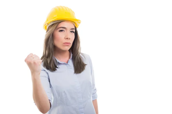 Portrait de femme constructeur montrant poing regardant ma — Photo