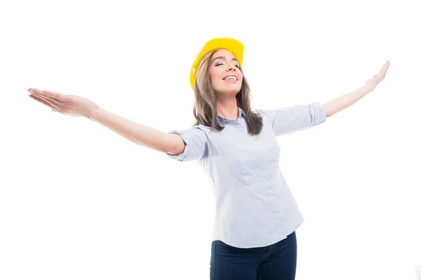 Portrait de femme constructeur avec bras écartés sourire — Photo