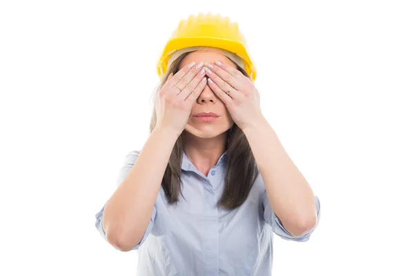 Constructeur féminin portant un casque de sécurité couvrant son œil — Photo