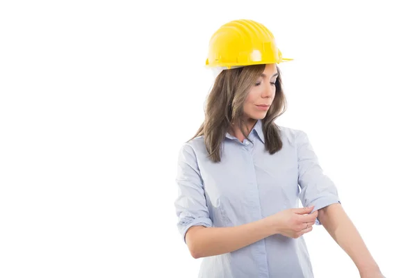 Portret van vrouwelijke constructor regelen van haar sleev — Stockfoto