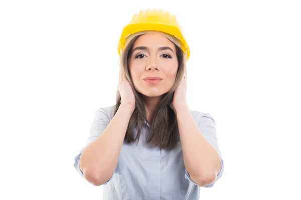 Portrait de femme constructeur couvrant ses oreilles comme pas hearin — Photo