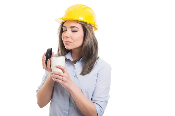 Pretty female constructor enjoying takeaway coffe — Stock Photo, Image