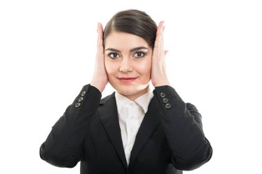 Güzel kadın uçuş görevlisi kulakları kapsayan