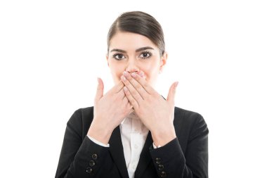 Güzel kadın uçuş görevlisi ağzını kapsayan