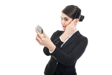 Güzel kadın uçuş görevlisi aynaya bakmak tarak kullanarak