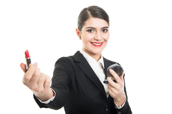 Bonito assistente de bordo feminino oferecendo batom — Fotografia de Stock