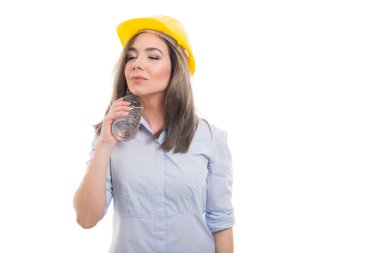 Kadın Oluşturucu kendini wate şişe ile soğutma