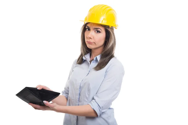 Triste femme constructeur regarder montrant son vide walle — Photo