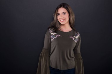 Rahat giyen güzel esmer model poz giydirin