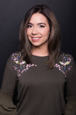 Rahat giyen güzel genç model poz giydirin