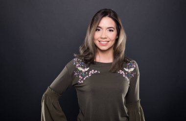 Çekici genç model uzun kollu blous giyen poz