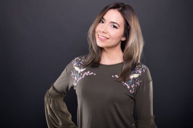 Genç ve güzel model uzun kollu blous giyen poz