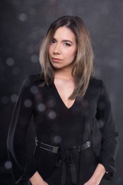 Genç ve güzel model siyah blous giyen poz