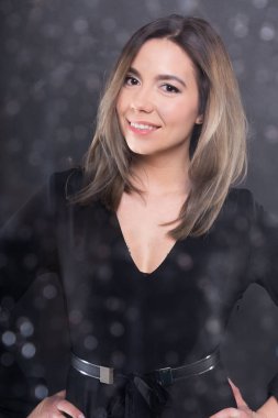 Genç ve güzel model siyah blous giyen poz