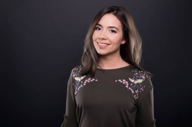 Rahat giyen güzel esmer model poz giydirin