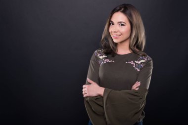 Güzel esmer model silah crosse ile poz