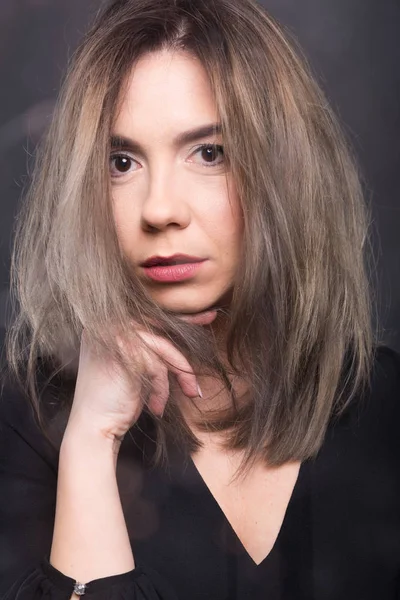 Güzel model chi üzerinde el ile poz, yakın çekim