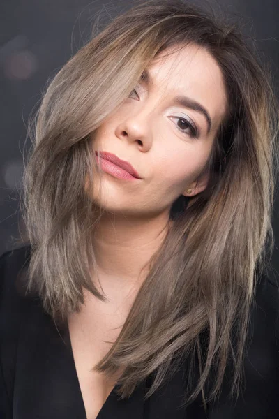 Güzel model kafa ben ile poz, yakın çekim