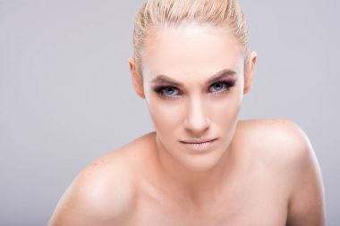 Çekici genç model giyen yapmak-u poz