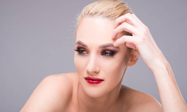 Çekici genç model giyen glam olun-u poz